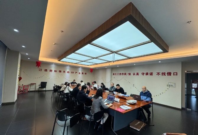 為深入貫徹中共中央、國(guó)務(wù)院印發(fā)的《國(guó)家標(biāo)準(zhǔn)化發(fā)展綱要》，落實(shí)加快數(shù)字化發(fā)展、建設(shè)數(shù)字中國(guó)的戰(zhàn)略部署，和《上海市全面推進(jìn)城市數(shù)字化轉(zhuǎn)型&ldquo;十四五&rdquo;規(guī)劃》，推進(jìn)上海城市數(shù)字化轉(zhuǎn)型標(biāo)準(zhǔn)化建設(shè)，數(shù)造科技積極響應(yīng)這一號(hào)召，成為上海市浦東新區(qū)第一批試點(diǎn)數(shù)字化改造企業(yè)之一，并順利通過驗(yàn)收。  圖片  圖片  圖片  圖片  圖為上海市城市數(shù)字化轉(zhuǎn)型工作領(lǐng)導(dǎo)小組部分領(lǐng)導(dǎo)和南匯工業(yè)園區(qū)領(lǐng)導(dǎo)、上海數(shù)造領(lǐng)導(dǎo)班子成員參加數(shù)字化改造驗(yàn)收答辯  圖片  參觀上海數(shù)造大廳的數(shù)字化制造&ldquo;黑湖小工單&rdquo;生產(chǎn)工序看板  數(shù)造科技自成立之初，創(chuàng)始人趙毅博士就以&ldquo;數(shù)造&rdquo;為企業(yè)命名，蘊(yùn)含數(shù)字化制造和變革的深遠(yuǎn)意義，與此時(shí)政府推進(jìn)聚焦制造業(yè)與數(shù)字化改造深度融合。未來，數(shù)造科技將不斷提升公司智能化、數(shù)字化、信息化改造力度，全面提升公司綜合管理和運(yùn)營(yíng)水平，著力實(shí)現(xiàn)智能制造高質(zhì)量發(fā)展。